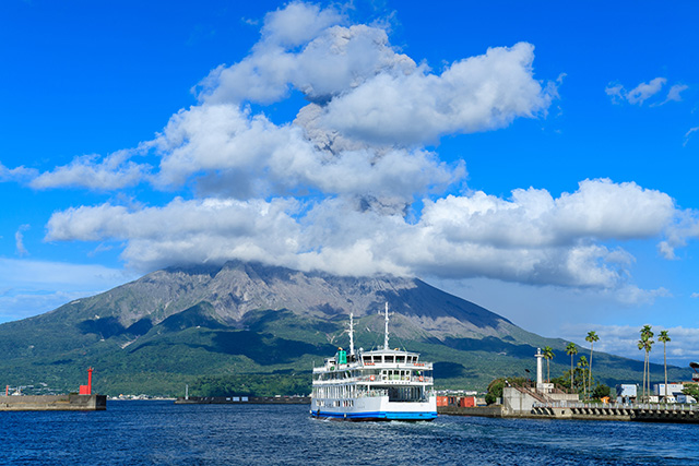 桜島と桜島フェリー（イメージ）