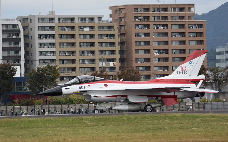 移行開発実験団（ADTW）のF-2A初号機（63-850）航空自衛隊70周年記念マーク付き