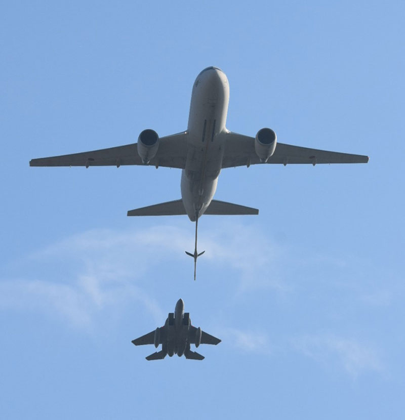 KC-767とF-15Jの空中給油デモ