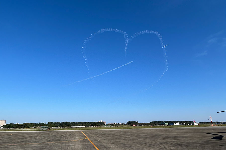 入間の空に描かれた「バーティカル・キューピット」