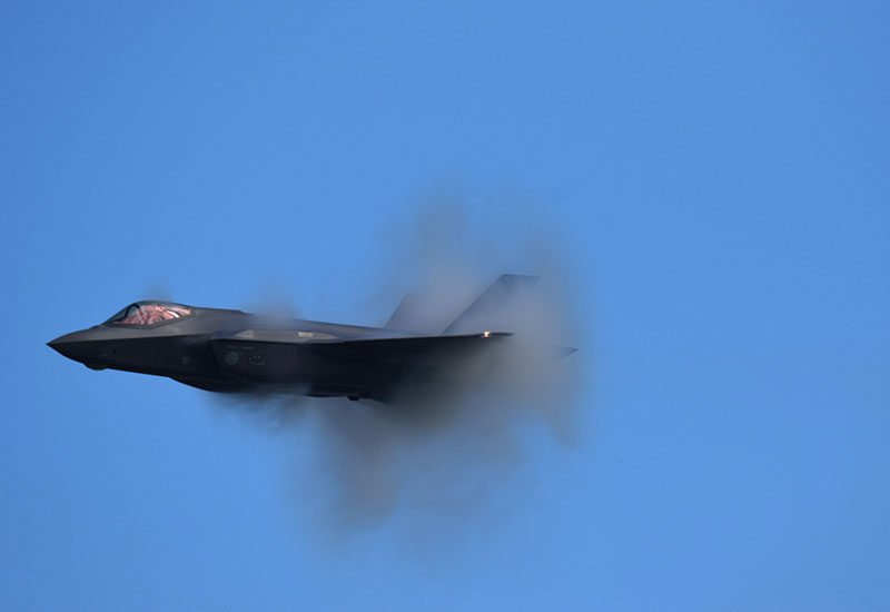 302SQのF-35Aの機動飛行