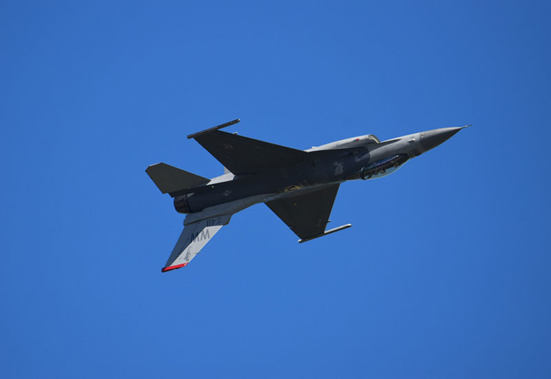 米空軍 PACAF F-16C DEMO TEAMの機動飛行（背面飛行）